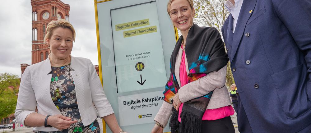 Wer drückt den Knopf? Franziska Giffey (SPD), Manja Schreiner (CDU) und BVG-Chef Henrik Falk.