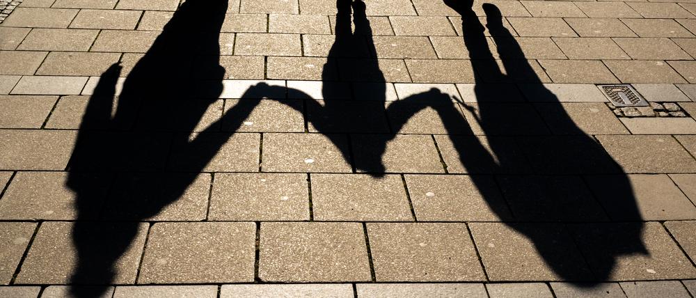 Zwei große Menschen und ein kleiner: Ob für Kinder ausreichend gesorgt ist, ist immer auch eine politische Frage. 