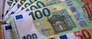 Geldscheine mit dem Wert von 100 und 50 Euro.