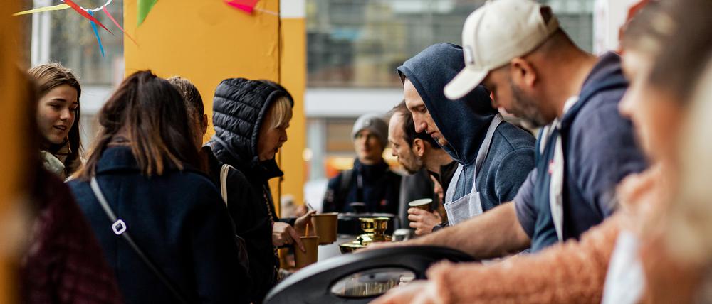 Buntes Treiben auf einem Kiezfest der Nachbarschafts-Initiative Wir.de.