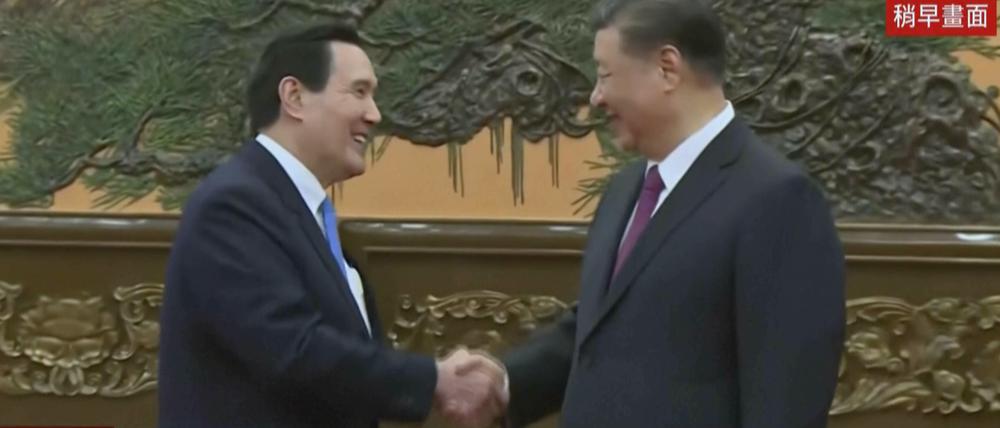 10.04.2024, China, Peking: In diesem Bild aus einem Video des taiwanesischen Fernsehsenders TVBS trifft sich Xi Jinping (r), Präsident von China, mit Ma Ying-jeou, dem ehemaligen Präsident von Taiwan.