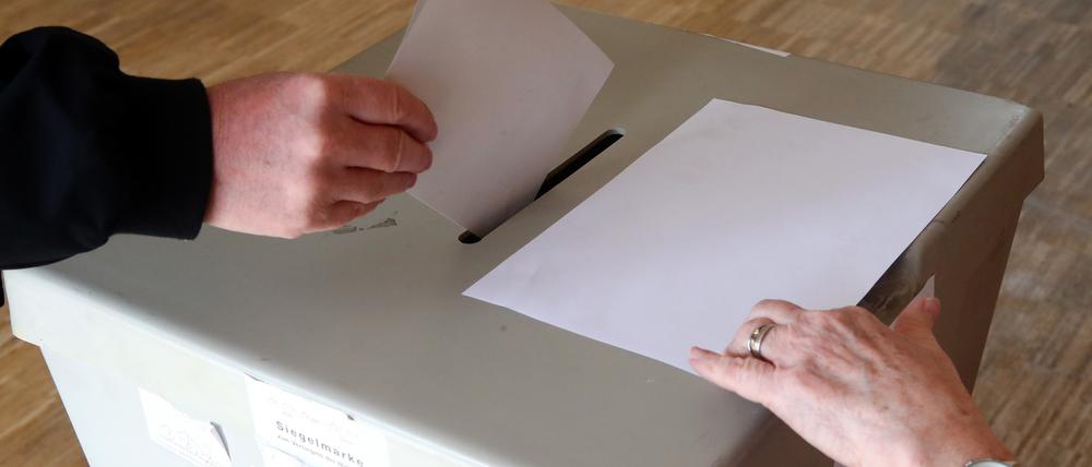Stimmabgabe an einer Wahlurne.