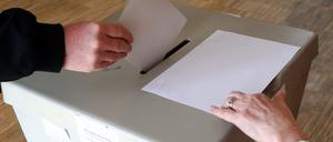 Eine Wählerin wirft ihren Wahlschein in einem Thüringer Wahllokal in die Wahlurne. (Archivbild aus 2018) 