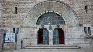 Blick auf die Skulptur der römischen Göttin der Gerechtigkeit und des Rechtswesens, Justitia, am Eingang des Landgerichts Berlin am Tegeler Weg. 