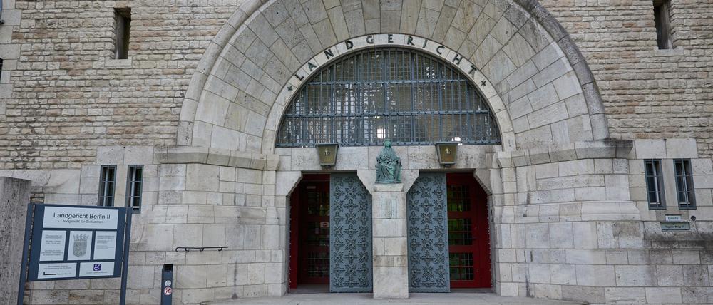 Blick auf die Skulptur der römischen Göttin der Gerechtigkeit und des Rechtswesens, Justitia, am Eingang des Landgerichts Berlin am Tegeler Weg. 