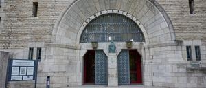 Blick auf die Skulptur der römischen Göttin der Gerechtigkeit und des Rechtswesens, Justitia, am Eingang des Landgerichts Berlin am Tegeler Weg. 