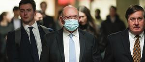 New York: Der ehemalige Finanzchef der Trump Organization, Allen Weisselberg, kommt in den Gerichtssaal in New York (Archivbild vom 16.11.2022).