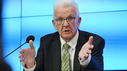 Winfried Kretschmann (Bündnis 90/Die Grünen), Ministerpräsident von Baden-Württemberg, spricht auf einer Pressekonferenz im Bürger- und Medienzentrum des Landtags von Baden-Württemberg.   