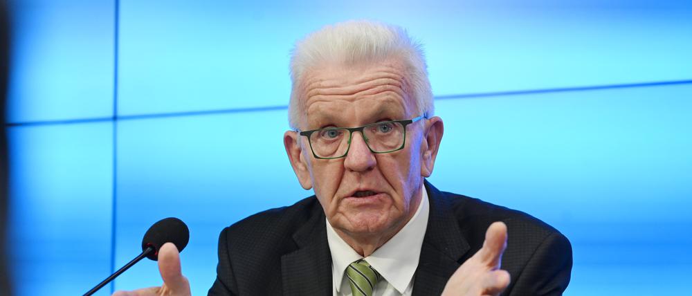 Winfried Kretschmann (Bündnis 90/Die Grünen), Ministerpräsident von Baden-Württemberg, spricht auf einer Pressekonferenz im Bürger- und Medienzentrum des Landtags von Baden-Württemberg.   