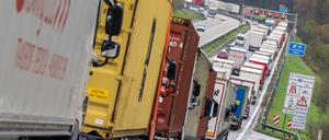 Bayern, Irschenberg: Hunderte LKW stehen auf der Autobahn A8 (Archivbild vom 26.04.2023).