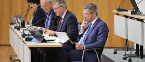 Potsdams Oberbürgermeister Mike Schubert (SPD, vorn) bei der jüngsten Stadtverordnetenversammlung.