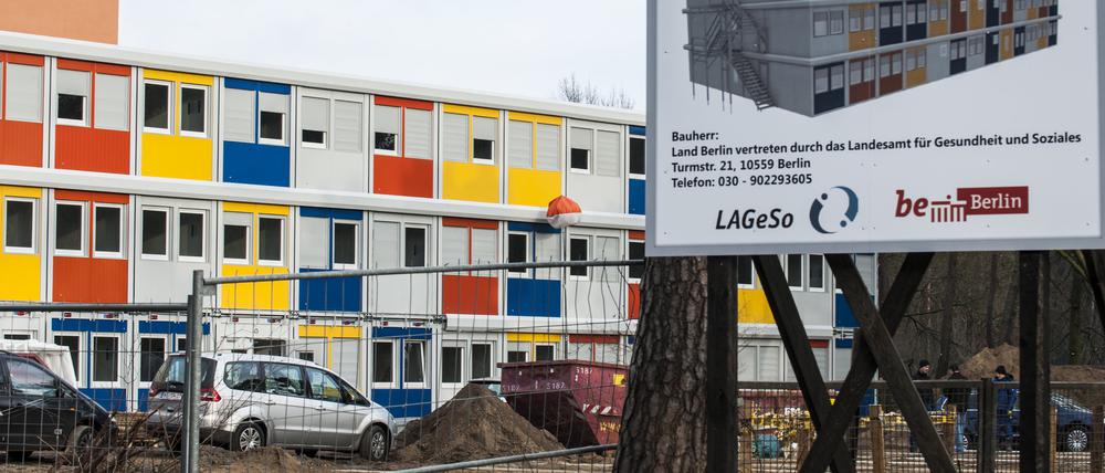 Bunte Wohncontainer stehen im Berliner Stadtteil Köpenick auf einem Grundstück an der Alfred-Randt-Straße.