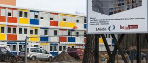 Bunte Wohncontainer stehen im Berliner Stadtteil Köpenick auf einem Grundstück an der Alfred-Randt-Straße.