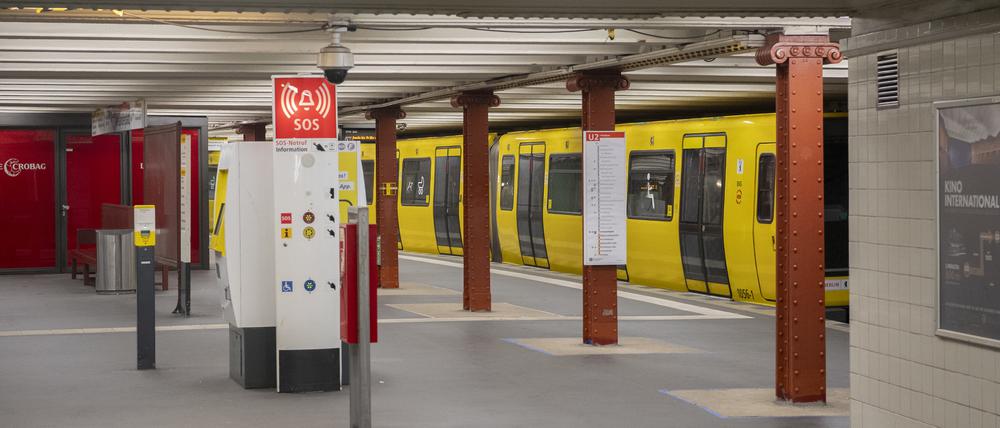 Eine Bahn steht beim Warnstreik der Berliner Verkehrsbetrieben (BVG) im Bahnhof Alexanderplatz geparkt.