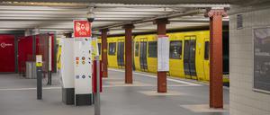 Eine Bahn steht beim Warnstreik der Berliner Verkehrsbetrieben (BVG) im Bahnhof Alexanderplatz geparkt.