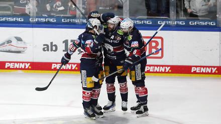 Die Eisbären jubeln über den Finaleinzug.