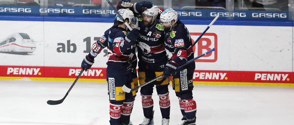 Die Eisbären jubeln über den Finaleinzug.