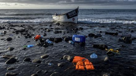 Ein Holzboot, mit dem Flüchtlinge über den Atlantischen Ozean gefahren sind, liegt an der Küste der Kanarischen Inseln. 