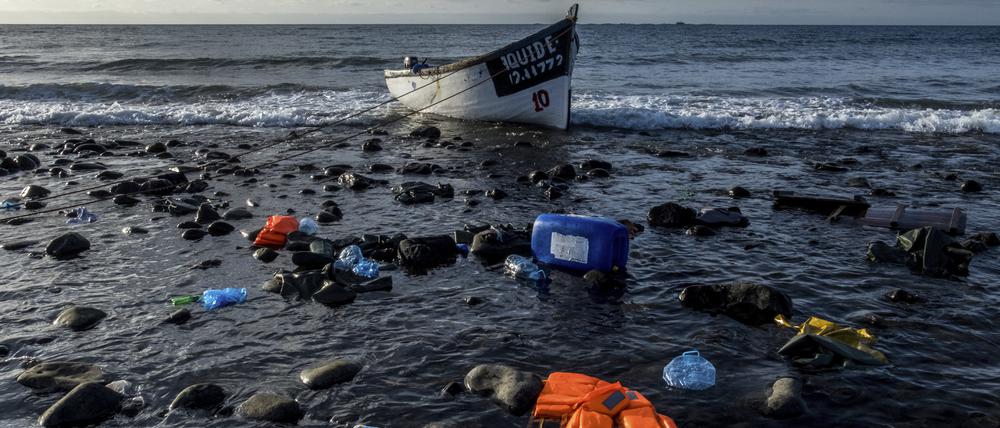 Ein Holzboot, mit dem Flüchtlinge aus Marokko über den Atlantischen Ozean gefahren sind, liegt an der Küste der Kanarischen Inseln. Das Europaparlament hat grünes Licht für die umstrittene Asylreform gegeben. 