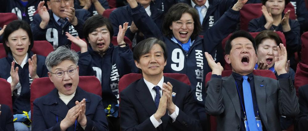 Cho Kuk (M.), Vorsitzender der Partei für den Wiederaufbau von Südkorea, und seine Parteimitglieder reagieren, als sie die Ergebnisse der Auszählung der Parlamentswahlen im Fernsehen in der Nationalversammlung verfolgen. 