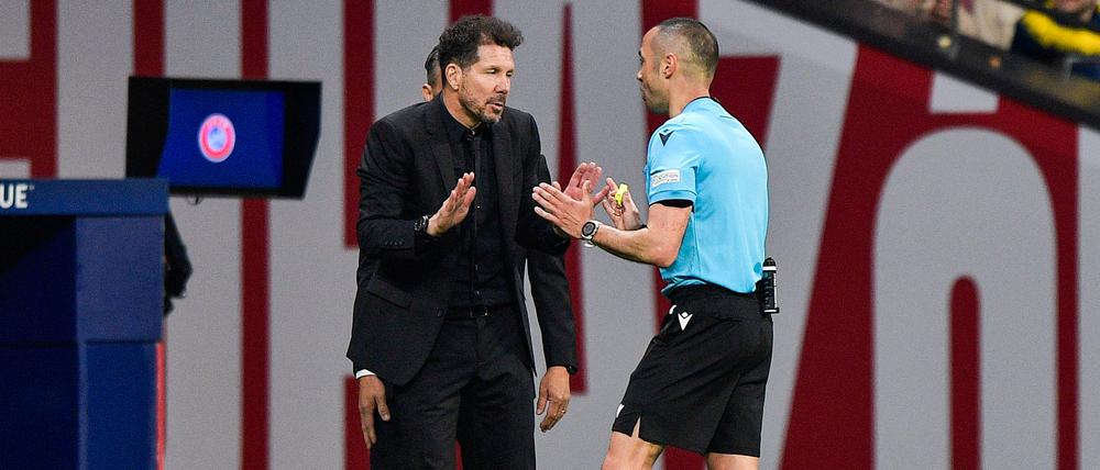 Diego Simeone lief mal wieder zu Höchstform auf, auch mit dem Schiedsrichter war er während des Spiels in ein Gespräch verwickelt.