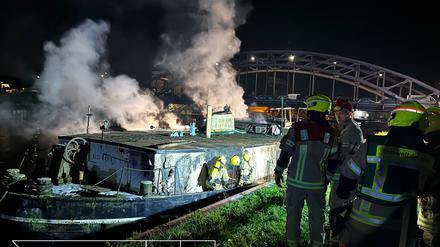 
Brennendes Frachtschiff am Havelkanal