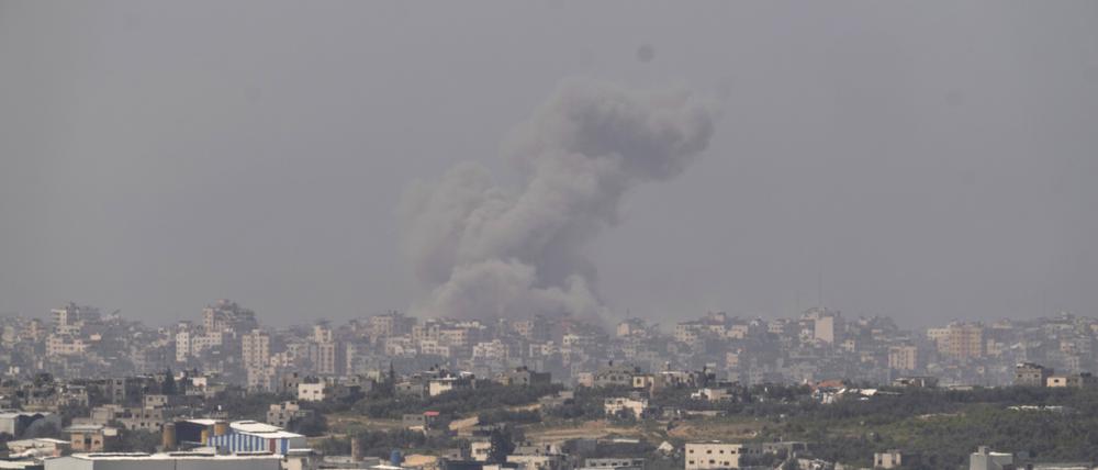 Rauch steigt nach einem Raketenangriff im Gazastreifen auf.