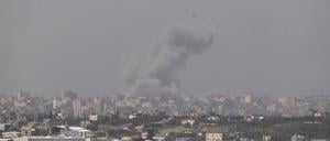 Rauch steigt nach einem Raketenangriff im Gazastreifen auf. 