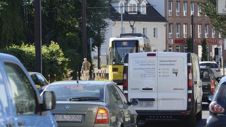 Kein Durchkommen in Mahlsdorf. Autos und Straßenbahnen müssen sich den wenigen Platz teilen.