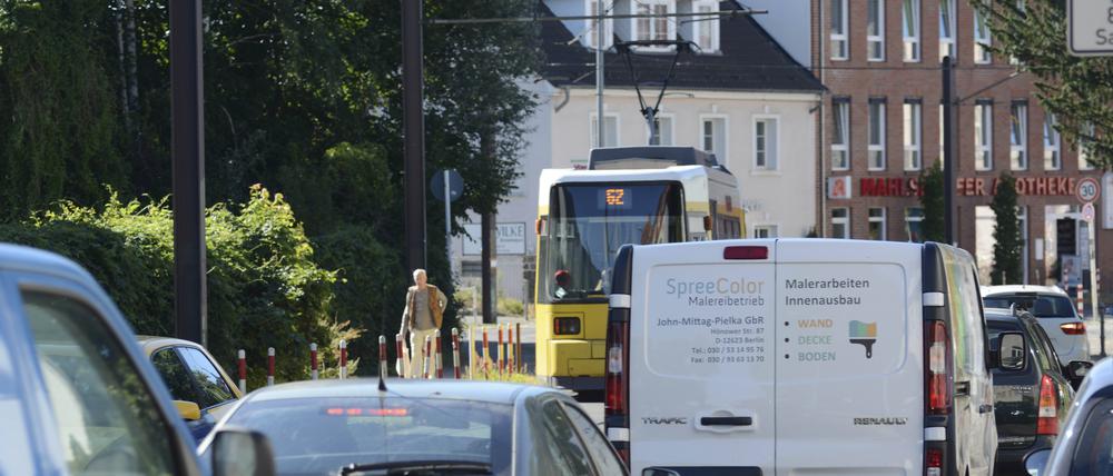 Kein Durchkommen in Mahlsdorf. Autos und Straßenbahnen müssen sich den wenigen Platz teilen.