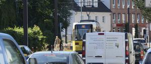 02 . 07 . 2018 , Berlin / Mahlsdorf : Verkehrskonzept Mahlsdorf . Foto : Verkehr auf der Hoenower Strasse . Strassenbahn Hoehe Pestalozzistrasse . *** 02 07 2018 Berlin Mahlsdorf Traffic concept Mahlsdorf Photo Traffic on Hoenower Strasse Streetcar Hoehe Pestalozzistrasse