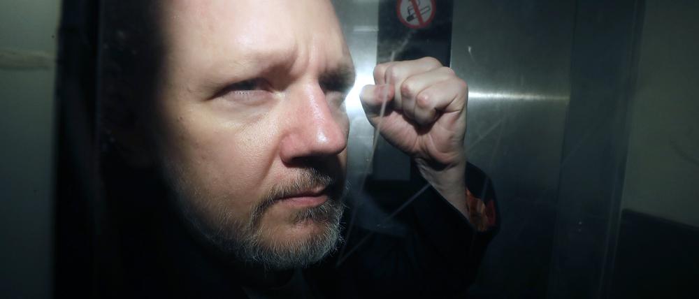 WikiLeaks-Gründer Julian Assange wird am 1. Mai 2019 aus dem Gerichtssaal geführt. 