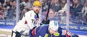 Am letzten Spieltag der Hauptrunde siegte Bremerhaven mit Phillip Bruggisser (hinten) bei den Eisbären (im Bild: Tobias Eder). Damit sicherten sich die Pinguins die Tabellenführung vor den Play-offs.