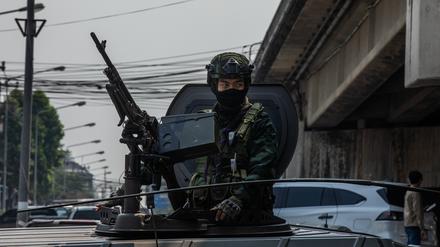 Ein thailändischer Soldat schaut in dem Ort an der Grenze zu Manmar aus einem gepanzerten Fahrzeug.