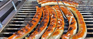 Eine Thüringer Bratwurst liegt auf dem Grill eines Verkaufsstandes zur Eröffnung der Grillsaison. 