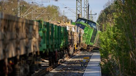 Eine Rangierlok ist in Birkenwerder entgleist. 