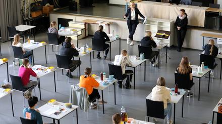 Schüler und Schülerinnen bei der schriftlichen Abiturprüfung.