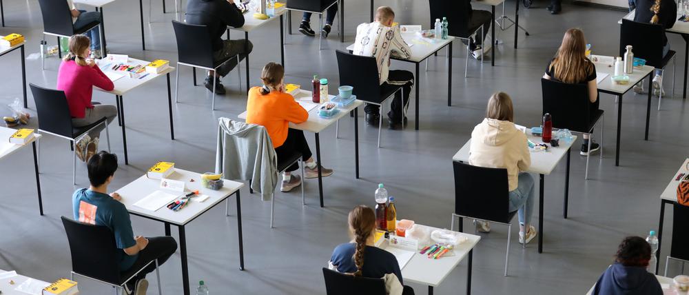 Schüler und Schülerinnen bei der schriftlichen Abiturprüfung.