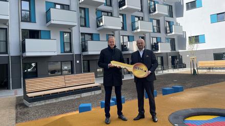 Schlüsselübergabe von drei neu gebauten Studentenwohnungen auf der Fischerinsel (Ecke Mühlendamm) in Mitte. WBM-Geschäftsführer Steffen Helbig (rechts) übergibt die Wohnungen am 11. April 2024 an den Finanzvorstand der privaten Wirtschaftshochschule ESMT, Georg Garlichs. 