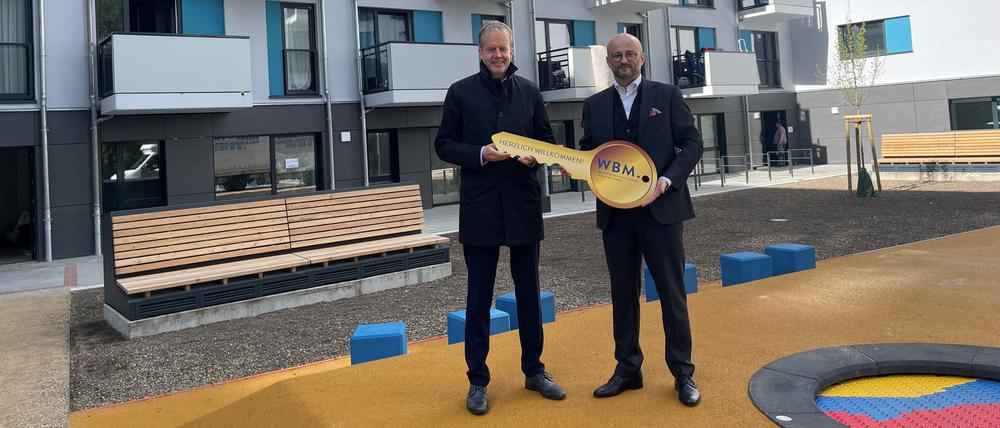 Schlüsselübergabe von drei neu gebauten Studentenwohnungen auf der Fischerinsel (Ecke Mühlendamm) in Mitte. WBM-Geschäftsführer Steffen Helbig (rechts) übergibt die Wohnungen am 11. April 2024 an den Finanzvorstand der privaten Wirtschaftshochschule ESMT, Georg Garlichs.