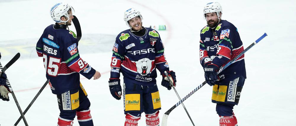 Marco Nowak (r.) genoss es sichtlich, wieder mit den Kollegen auf dem Eis zu sein.