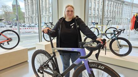 Store-Chefin Nadine Pietzko mit dem teuersten Rose-Renner: 9999 Euro