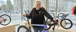 Store-Chefin Nadine Pietzko mit dem teuersten Rose-Renner: 9999 Euro