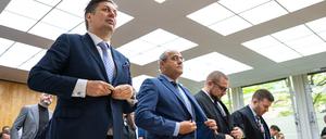 Bei der Fortsetzung im Berufungsverfahren um den Streit der Einstufung der AfD durch den Verfassungsschutz, stehen Maximilian Krah (l-r) (AfD), Mitglied des Europäischen Parlaments, Peter Boehringer (AfD) Bundestagsabgeordneter, Rechtsanwälte Christian Conrad und Michael Fengler, vor dem Oberverwaltungsgericht in Münster.