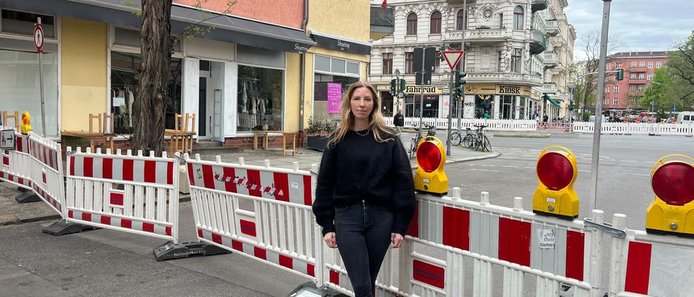 „Man fühlt sich total alleingelassen“. Ladeninhaberin Fabienne Grüneke vor dem einsturzgefährdeten Haus. 