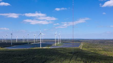 Der 300 Meter hohe Windmessmast ragt auf der Hochfläche in Klettwitz bei Schipkau (Landkreis Oberspreewald-Lausitz) in den Himmel (Luftaufnahme mit einer Drohne).