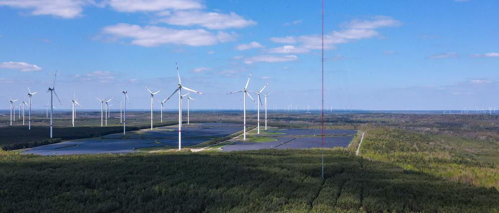 Der 300 Meter hohe Windmessmast ragt auf der Hochfläche in Klettwitz bei Schipkau (Landkreis Oberspreewald-Lausitz) in den Himmel (Luftaufnahme mit einer Drohne).