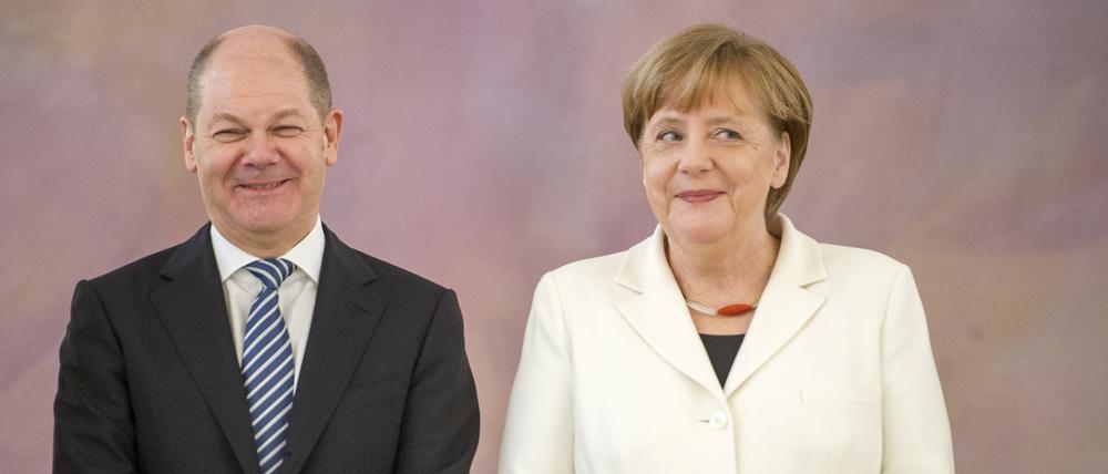 Sind sich ähnlicher, als man erwarten würde: Altkanzlerin Angela Merkel (CDU) und ihr Nachfolger Olaf Scholz (SPD). 