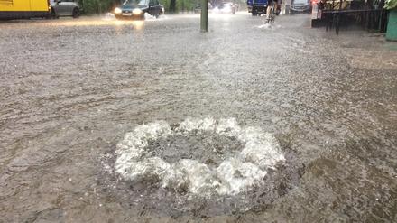 Starker Regen überlastet in Berlin oft die Kanalisation, statt zu versickern.