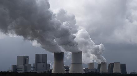 Wasserdampf steigt aus dem Kühltürmen des Kohlekraftwerkes Boxberg in der Lausitz nahe der polnischen Grenze. 